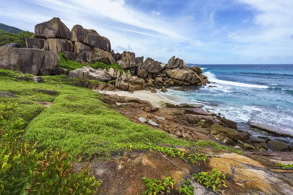 Costa rocosa áspera y salvaje en anse songe, la digue, seychell —  Fotos de Stock