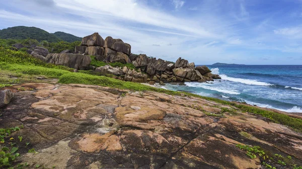 Szorstki i dziki skaliste wybrzeża w anse songe, la digue, Seychella — Zdjęcie stockowe