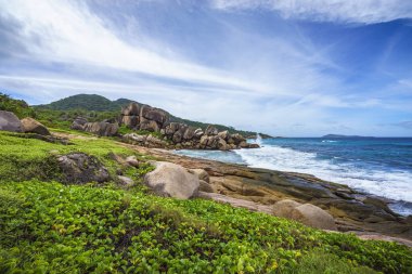 Kaba ve vahşi kayalık sahil şeridi anse songe, la digue, Seyşel