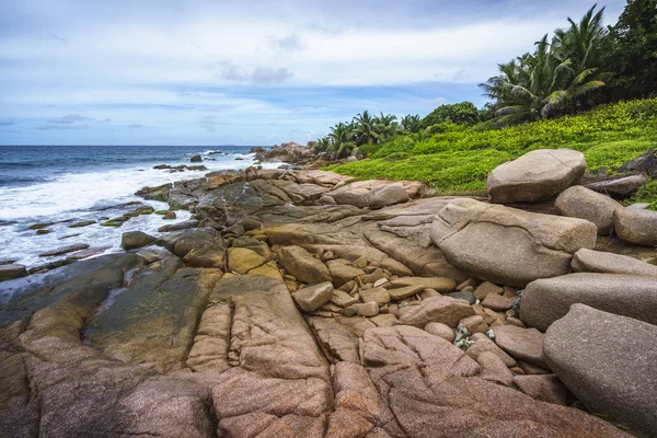 Kaba ve vahşi kayalık sahil şeridi anse songe, la digue, Seyşel