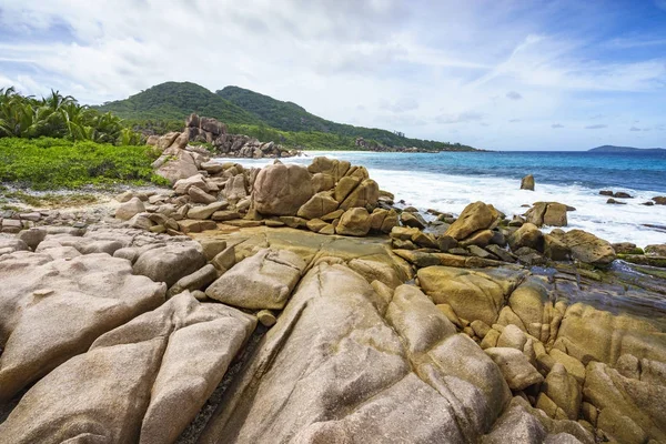 Drsný a divoké skalnaté pobřeží anse songe, la digue, seychell — Stock fotografie