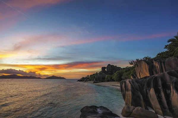 Romantic sunset in paradise, anse source d'argent, la digue, sey — Stockfoto