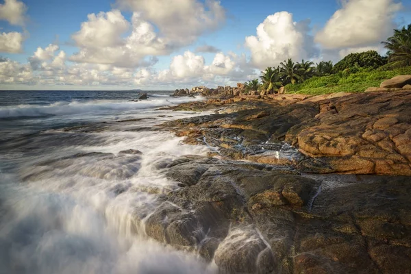 Rough wild coastline on the seychelles — Stock Photo, Image