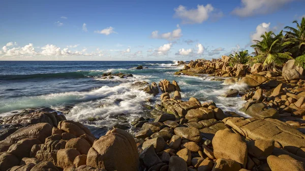 Golden granite rocks on the seychelles 3 — Stock Photo, Image