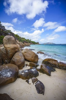 Granit kayalar bir kenarı Seyşeller 32 üzerinde bir sürü