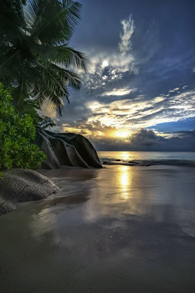 Tramonto sulla spiaggia paradisiaca di anse georgette, praslin, seychelles — Foto Stock