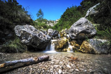 Dağlarda 3 güzel küçük şelale