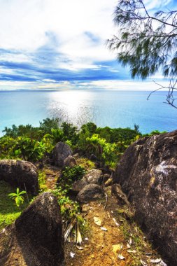 Anse lazio arasında bir kayalık patika throug orman hiking ve