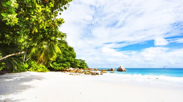 Paradis plage à l'anse lazio sur les seychelles 91 — Photo
