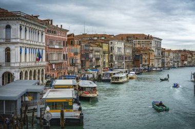Venedik'te büyük kanal üzerinde rialto köprüsü üzerinde bir cl görüntülemek