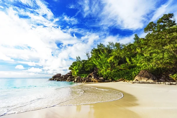 Zonnige dag op paradijs strand anse georgette, praslin, Seychellen 56 — Stockfoto