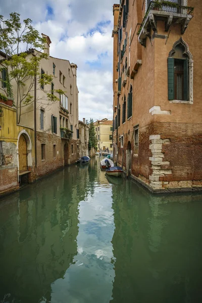 Una vista idílica sobre un pequeño canal en Venecia, Italia — Foto de Stock