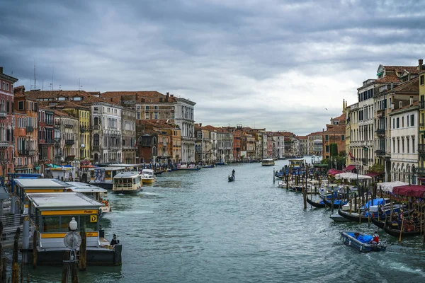 Vista desde el puente de rialto en el gran canal en Venecia en un cl — Foto de Stock