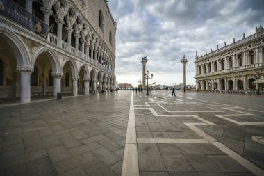 Doge Sarayı St Venedik Meydanı karanlık clo üzerinde işaretler
