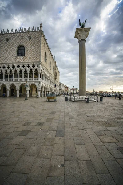 El palacio del dogo en la plaza de San Marcos en Venecia en un clo oscuro — Foto de Stock