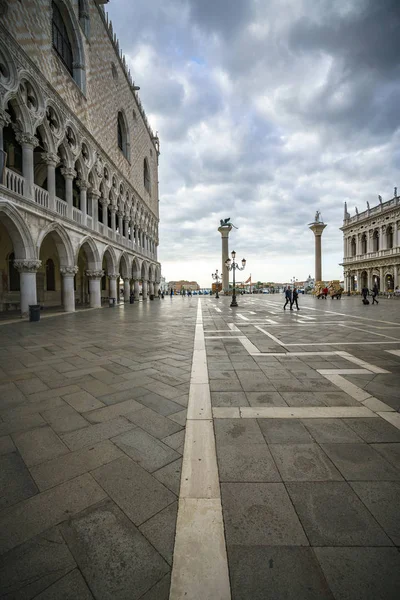 The doge's palace on the st marks square in venice on a dark clo — Stock Photo, Image