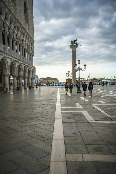 The doge's palace on the st marks square in venice on a dark clo — Stock Photo, Image