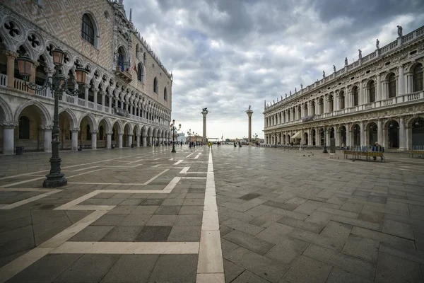 The doge's palace on the st marks square in venice on a dark clo — Stock Photo, Image