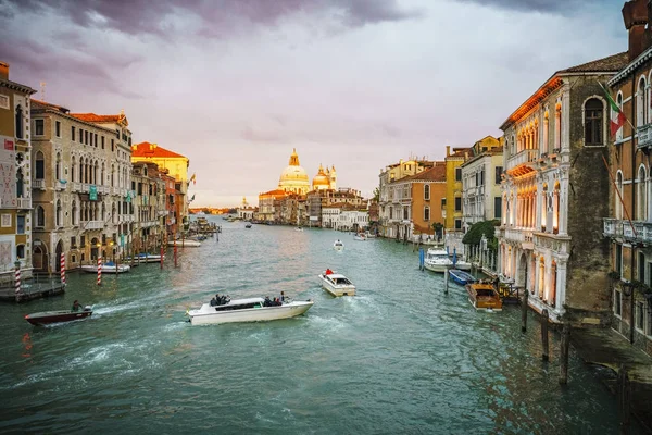 Vista desde el Ponte dell 'Accademia sobre el gran canal en Venecia — Foto de Stock