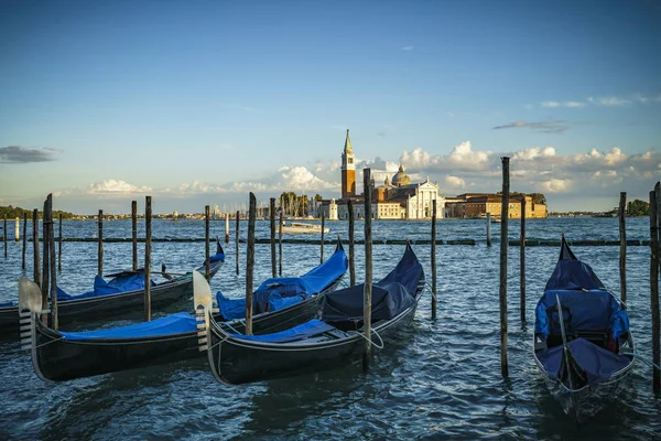 Gondolas in the water in front of the Basilika San Giorgio Maggi — Stock Photo, Image
