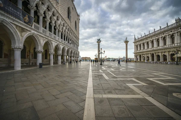 Il palazzo del doge sulla st contrassegna la piazza in venezia su un clo scuro — Foto Stock