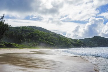 Seyşeller 9 tarihinde polis Koyu'ndaki vahşi tropikal plaj