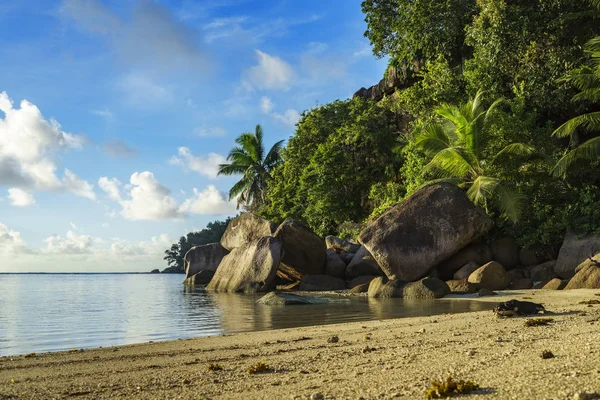 An einem wunderschönen paradiesischen Strand auf den Seychellen graben 2 — Stockfoto