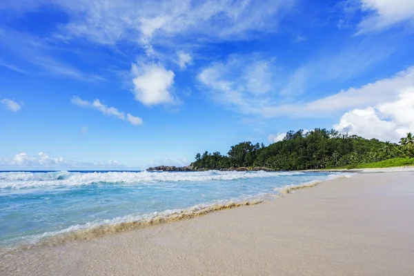 Hermosa playa paraíso en la bahía de la policía, seychelles 13 — Foto de Stock