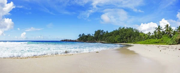 Bela praia paradisíaca na baía da polícia, seicheles 40 — Fotografia de Stock