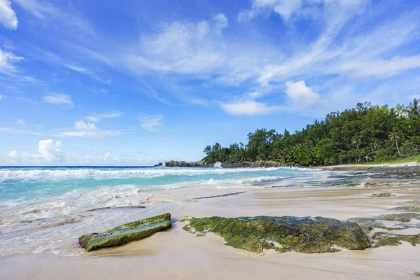 Wild eenzaam strand, baai van de politie, Seychellen 34 — Stockfoto
