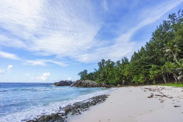 Hermosa playa solitaria salvaje, bahía de la policía, seychelles 4 — Foto de Stock