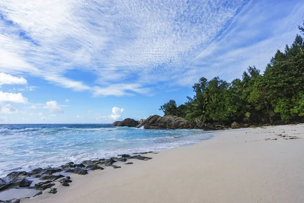 Hermosa playa solitaria salvaje, bahía de la policía, seychelles 7 — Foto de Stock