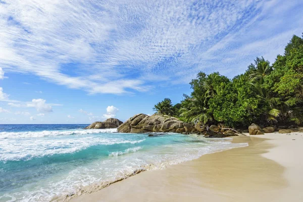 Hermosa playa solitaria salvaje, bahía de la policía, seychelles 9 — Foto de Stock