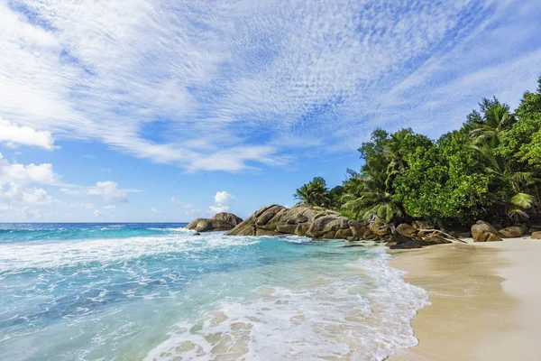 Hermosa playa solitaria salvaje, bahía de la policía, seychelles 10 — Foto de Stock
