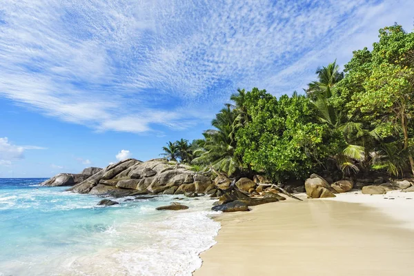 Hermosa playa solitaria salvaje, bahía de la policía, seychelles 15 — Foto de Stock