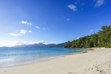 Cennet tropikal plajı, beyaz kum, turkuaz su, palmiye ve granit kayalar, mahe, seyşel