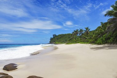 Mahe 'deki Cennet Sahili Anse Bazarkası. Beyaz kum, turkuaz su, palmiye ağaçları, granit kayalar, seyşeller.
