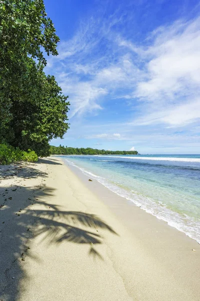 美丽的热带海滩巴贝龙斯的绿松石水和白沙 — 图库照片