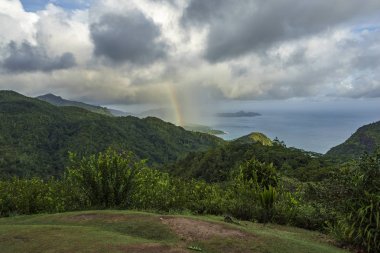 gökkuşağı ve yağmur orman ve dağlar mahé, seychel üzerinde