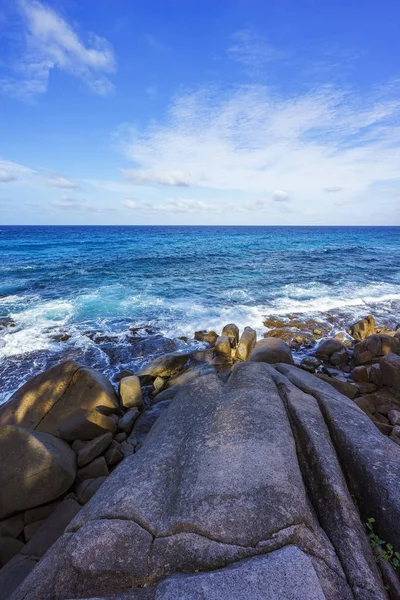 Granite rocks on a rough coast of the ocean, anse bazarca, seych — Stock Photo, Image