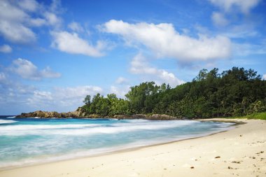 güzel cennet tropikal plaj, avuç içi, kayalar, beyaz kum, turquoi