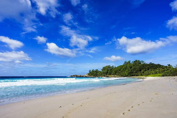 Hermosa playa tropical, palmeras, arena blanca, rocas de granito, seychell — Foto de Stock