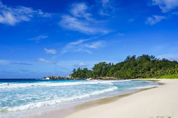 Hermosa playa tropical, palmeras, arena blanca, rocas de granito, seychelles — Foto de Stock