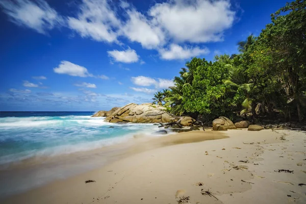 Hermosa playa tropical paraíso, palmeras, rocas, arena blanca, turquesa — Foto de Stock