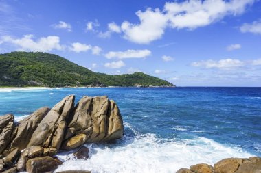 Çeşme Granit kayalar üzerinde avuç içi ile vahşi tropikal plaj