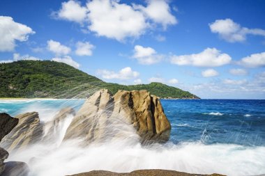 Çeşme Granit kayalar üzerinde avuç içi ile vahşi tropikal plaj