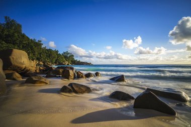 paradise.shadows kayalar, tropikal plaj, anse intendan gün batımı