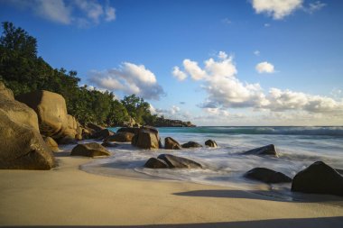 paradise.shadows kayalar, tropikal plaj, anse intendan gün batımı