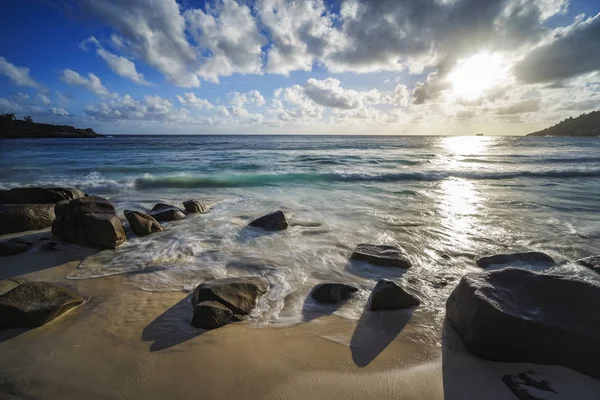 Beautiful sunset,paradise tropical beach,granite rocks, seychelles — Stock Photo, Image