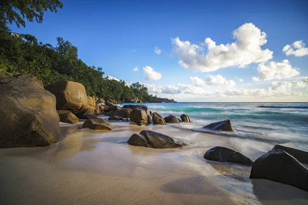 Zonsondergang in paradise.shadows van rotsen, tropisch strand, anse intendan — Stockfoto